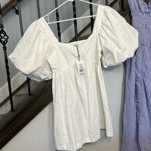 Cotton off white dress. Square neck puffy sleeve.